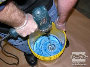 לחיצה להגדלת תמונה מערבבים את מרכיבי הסיליקון  Mold Max® XLS  בעזרת מיקסר חשמלי ולאחר מכן ביד.