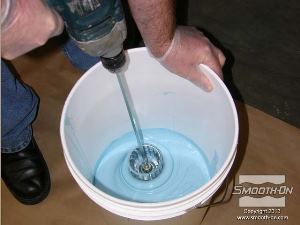 לחיצה להגדלת תמונה מערבבים שוב את הסיליקון  Mold Max® XLS  במיכל השני.