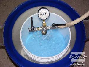 לחיצה להגדלת תמונה לאחר מכן, מכניסים את החומר לתא וואקום שעובד בלחץ 29 אינץ' כספית.