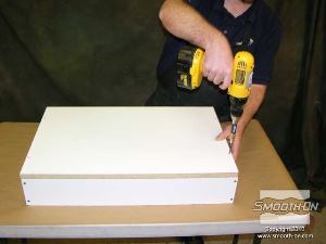 לחיצה להגדלת תמונה פותחים את הברגים שסוגרים את המסגרת.