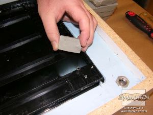 לחיצה להגדלת תמונה מוציאים בעדינות את החימר מהחורים במודל. מוציאים גם את הברגים עם הראש העגול מתבנית הסיליקון  Mold Max® XLS.