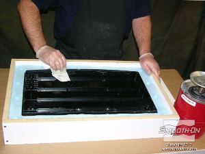 לחיצה להגדלת תמונה לאחר שמסירים את כל החימר, מנקים את המודל המקורי עם אלכוהול.