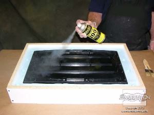 לחיצה להגדלת תמונה מרססים על המודל ועל הסיליקון החשוף חומר הפרדה Ease Release 200.