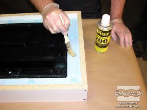 לחיצה להגדלת תמונה מורחים את חומר ההפרדה  Mold Max® XLS על כל המשטחים.