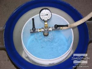 לחיצה להגדלת תמונה מודדים מערבבים ושמים בתא ואקום מנה נוספת של סיליקון ליציקה Mold Max® XLS כדי להכין את חצי התבנית השני.