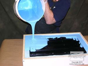 לחיצה להגדלת תמונה שופכים את הסיליקון Mold Max® XLS על המודל, עד שמסגרת התבנית מתמלאה.