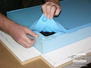 לחיצה להגדלת תמונה מפרידים בזהירות את שני חצאי תבנית הסיליקון Mold Max® XLS