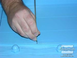 לחיצה להגדלת תמונה נועצים את צינור הפליז בחצי העליון של תבנית הסיליקון Mold Max® XLS בנקודה שנבחרה מראש. נקודה זו נבחרה בגלל שהיא נמצאת מעל הנקודות הגבוהות ביותר בחצי התבנית העליון.