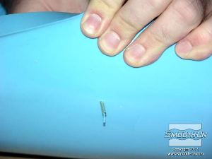 לחיצה להגדלת תמונה דוחפים את הצינור לאט דרך הגומי עד שהוא יוצא מהצד השני.