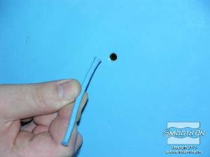 לחיצה להגדלת תמונה מוציאים את ליבת הסיליקון Mold Max® XLS שנוצרה מיצירת החור.