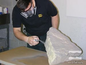 לחיצה להגדלת תמונה מרססים על המשטח החיצוני אמייל בצבע חום ומניחים לו להתייבש.