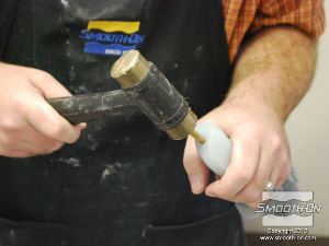 לחיצה להגדלת תמונה מכניסים את צינור הפליז לתוך ידית האקדח.