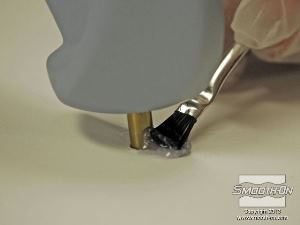 לחיצה להגדלת תמונה מורחים את האפוקסי על צינור הפליז ולוח הבסיס.