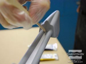 לחיצה להגדלת תמונה מורחים בזהירות את ה אפוקסי על האיזורים בהם סתימת הבריסטול נוגעת בקנה.