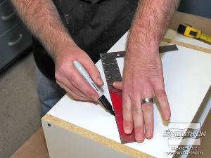 לחיצה להגדלת תמונה מציירים קו אלכסוני שמסמן את מיקום לוח הדמה בקופסת התבנית.