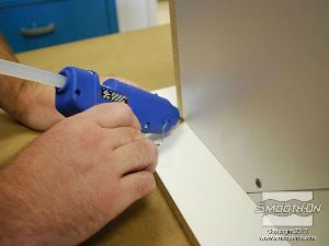 לחיצה להגדלת תמונה אוטמים את התפרים החיצוניים בקופסת התבנית בעזרת דבק חם.