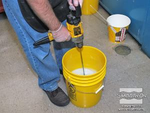 לחיצה להגדלת תמונה מערבבים את סיליקון ליציקה Mold Max 15T בעזרת מקדחה עם ראש מיקסר.