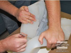 לחיצה להגדלת תמונה נעזרים באדם נוסף שיחזיק את התבנית פתוחה בזמן החיתוך.