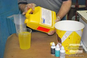 לחיצה להגדלת תמונה לאחר הערבוב, מודדים את חלק הבסיס של ה פוליאוריתן מוקצף גמיש !Flex Foam-iT.