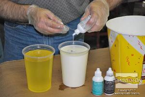 לחיצה להגדלת תמונה לבסוף, מוסיפים גם פיגמנט מרוכז לפוליאוריטן מסדרת So-Strong בצבע לבן למקשה של הפולאוריטן המוקצף Flex Foam-iT! X.