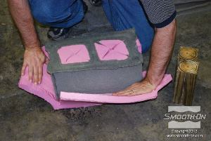 לחיצה להגדלת תמונה מקלפים את צידי התבנית מיציקת ה קצף פוליאוריתן.