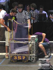 לחיצה להגדלת תמונה התלמידים מכינים את הרובוט לקרב. הרובוטים נשלטים מרחוק ומתחרים כדי להגיע לבמת המנצחים. 