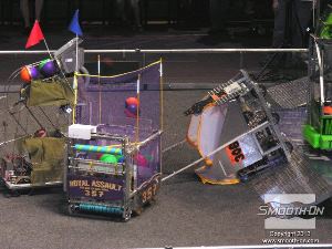 לחיצה להגדלת תמונה בדרך לבמת המנצחים התלמידים צריכים להתחרות ברובוטים של הקבוצות היריבות. זה משחק של הפוך (תהרוג) או שתהפך (תהרג). קבוצת Royal Assault 357 הופכת רובוט מתחרה ואז....