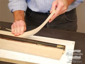 לחיצה להגדלת תמונה מניחים את החימר משני צידי הרובה כדי ליצור תבנית משני חצאים .