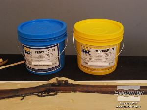 לחיצה להגדלת תמונה משתמשים בסיליקון RTV להברשה Rebound® 25 כדי להכין את תבנית הגומי.