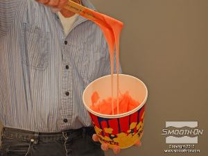 לחיצה להגדלת תמונה מסמיך לסיליקון -Thi-Vex® מסמיך את הסיליקון ומאפשר בניה של שכבות עבות הנחוצות לחוזק התבנית.