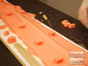 לחיצה להגדלת תמונה לאחר שהסיליקון התמצק מוציאים את קוביות הסיליקון מתבנית קוביות הקרח ומניחים אותם על הסיליקון שנמרח קודם לכן על הרובה כשהוא עדיין במצב דביק.