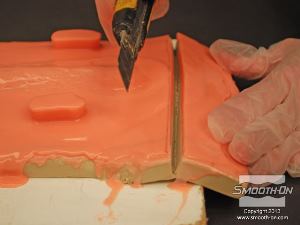 לחיצה להגדלת תמונה הסכין החד חותך את הסיליקון בקלות ויוצר קצה ישר ונקי.