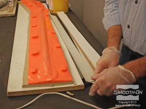 לחיצה להגדלת תמונה כדי להכין מסגרת עבור מעיל התמיכה משתמשים ברצועות קרטון.