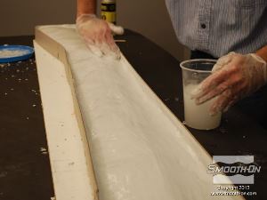 לחיצה להגדלת תמונה תוספת המים מאזנת את האפוקסי ומעניקה לו מראה גמור.