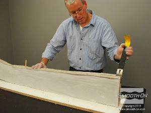 לחיצה להגדלת תמונה מניחים לחצי מעטפת התמיכה השני להתמצק במשך הלילה. לאחר מכן, מורידים את הצדדים ומרימים את המודל מהלוח כך שיהיה אפשר לפתוח את התבנית. 