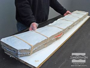 לחיצה להגדלת תמונה עבור היציקה, סוגרים שוב את שני חצאי התבנית ומעיל התמיכה ומהדקים אותם זה לזה בעזרת גומיות דואר.