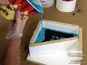 לחיצה להגדלת תמונה מכינים תבנית בעזרת סיליקון ליציקה Mold Star 16. סיליקון זה מתקשה מהר.