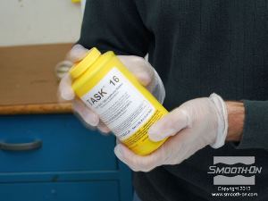 לחיצה להגדלת תמונה מערבבים את הבסיס (חלק A) לפני השימוש.