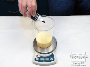 לחיצה להגדלת תמונה מוסיפים כמות קטנה של פיגמנט לפוליאוריטן So-Strong לחלק B של הפוליאוריתן.