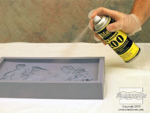 לחיצה להגדלת תמונה מרססים שכבה דקה של חומר ההפרדה Mann Ease Release® 200 על התבנית. בעזרת מברשת, מורחים חומר הפרדה בפינות התבנית ולאחר מכן מרססים בפינות עוד שכבה דקה. 