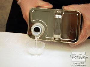 לחיצה להגדלת תמונה שופכים כמות שווה של מקשה הSmooth-Cast® 325 אל המיכל.