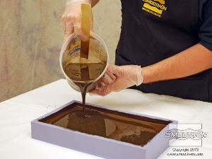 לחיצה להגדלת תמונה שופכים את הנוזל אל מרכז התבנית עד שהחלל מתמלא.