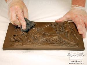 לחיצה להגדלת תמונה משפשפים את היציקה בעזרת צמר פלדה עד שמגיעים לברק הרצוי.