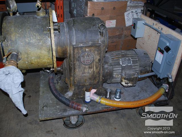 מציאת חלקי חילוף עבור ציוד ישן שלא מיוצר יותר, היא משימה קשה עד בלתי ניתנת לביצוע. בתמונה, גלגל פגום תומך במשאבה תעשייתית ישנה אך מתפקדת ויש צורך להחליפו.