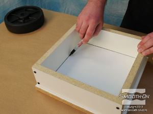 לחיצה להגדלת תמונה מניחים את מסגרת המלאמין על לוח הבסיס ממלמאמין ומסמנים את גבולותיה.