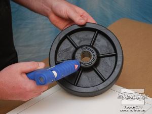 לחיצה להגדלת תמונה מורחים דבק חם על תחתית ציר הגלגל.