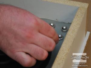 לחיצה להגדלת תמונה תוקעים בחימר ברגים קטנים עם ראש עגול (Acorn Nuts) מסביב לדגם. 