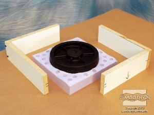 לחיצה להגדלת תמונה מכינים את החצי השני של תבנית הסיליקון על גבי הצד ההפוך של המודל היצוק בסיליקון.