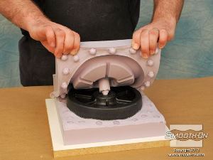 לחיצה להגדלת תמונה שני חצאי התבנית נפרדים בקלות בזכות חומר ההפרדה לתבניות סיליקון Ease Release 200.