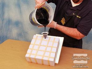 לחיצה להגדלת תמונה שופכים את הפוליאוריתן הקשיח ליציקה TASK 14 אל התבנית, בעזרת המשפך ופתח האוורור.